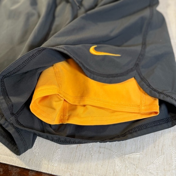 Nike Dri-Fit Women’s Gray Orange Shorts With Bike Shorts Underneath Size S - Picture 4 of 7